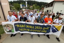 Photo of Marš mira krenuo ka Potočarima: Više od šest hiljada osoba korača trasom kojom se bježalo od smrti