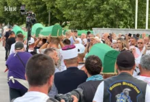 Photo of Tužni trenuci u Potočarima: Tabuti žrtava genocida izneseni na musalu Memorijalnog centra