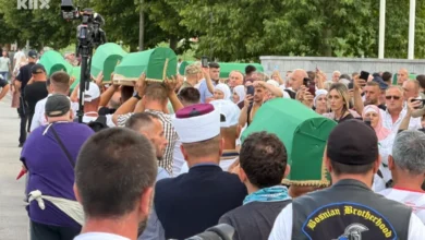 Photo of Tužni trenuci u Potočarima: Tabuti žrtava genocida izneseni na musalu Memorijalnog centra