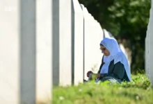 Photo of Majke i djeca Srebrenice kleče pored mezara svojih najmilijih, sa suzama se prisjećaju sinova, muževa, očeva i braće