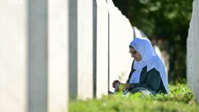 Photo of Majke i djeca Srebrenice kleče pored mezara svojih najmilijih, sa suzama se prisjećaju sinova, muževa, očeva i braće