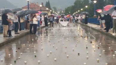 Photo of Nema te na kahvi: Na mostovima u Goraždu i Ustikolini poredano 8.372 fildžana kao sjećanje na žrtve genocida u Srebrenici