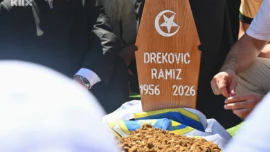 Photo of Klanjana dženaza generalu Ramizu Drekoviću: Veliki broj saboraca i građana ispratio prvog komandanta Petog korpusa