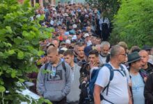 Photo of Učesnici Marša mira krenuli ka Mravinjcima: Korak po korak čuvaju sjećanje na žrtve genocida