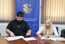 Photo of Potpisan ugovor o sanaciji i asfaltiranju lokalnog puta u MZ Osanica u Goraždu
