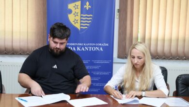 Photo of Potpisan ugovor o sanaciji i asfaltiranju lokalnog puta u MZ Osanica u Goraždu