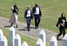 Photo of “Ovo mjesto vas mijenja”: Sadiq Khan odao počast žrtvama genocida, podijelio emotivan video iz Potočara