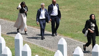 Photo of “Ovo mjesto vas mijenja”: Sadiq Khan odao počast žrtvama genocida, podijelio emotivan video iz Potočara