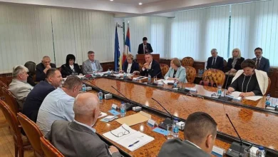 Photo of Vijeće naroda RS-a danas o pokretanju veta na nekoliko odluka: Među njima i zabrana simbola Armije RBiH