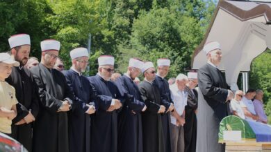 Photo of Klanjana kolektivna dženaza u Tihovićima: Ukopan Đemo Hadžić i 15 neidentifikovanih žrtava zločina iz 1992. 