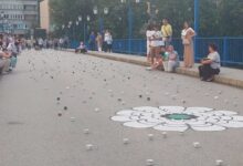 Photo of Večeras na mostovima u Goraždu i Ustikolini performans „Nema te na kahvi“