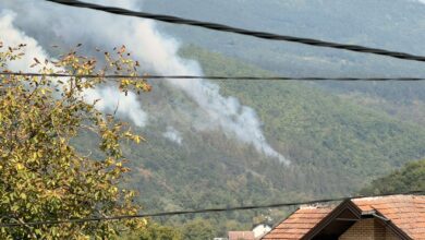 Photo of Požar kod Novog Goražda još nije pod kontrolom: Vatra prijetila kućama, širi se prema dalekovodu