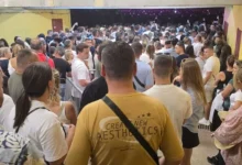 Photo of Veliki broj ljudi nije uspio ući na koncert Dine Merlina, iz organizacije poručili da će karte moći iskoristiti u nedjelju