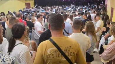 Photo of Veliki broj ljudi nije uspio ući na koncert Dine Merlina, iz organizacije poručili da će karte moći iskoristiti u nedjelju