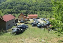 Photo of Velika akcija Granične policije: U Foči zaplijenjeno 11 vozila iz Velike Britanije, uhapšen krijumčar