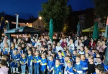 Photo of Svjetlost koja pobjeđuje mrak: Simboličan performans najmlađih Goraždana na spomeniku ubijenoj djeci