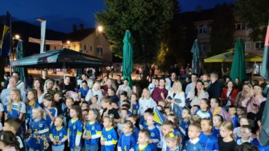 Photo of Svjetlost koja pobjeđuje mrak: Simboličan performans najmlađih Goraždana na spomeniku ubijenoj djeci