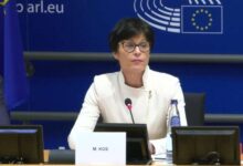 Photo of Marta Kos otkazala posjetu Beogradu zbog sahrane osuđenom ratnom zločincu Ratku Mladiću: “Kako bih mogla pogledati majke Srebrenice”