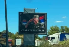 Photo of Bilbord s likom Ratka Mladića na ulazu u Rogaticu: Dok se traže posmrtni ostaci žrtava, zločinac dobija poruke slave