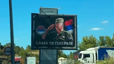 Photo of Bilbord s likom Ratka Mladića na ulazu u Rogaticu: Dok se traže posmrtni ostaci žrtava, zločinac dobija poruke slave
