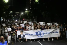 Photo of Hiljade ljudi okupilo se u Beogradu na skupu podrške Zoranu Kesiću nakon otkazivanja emisije “24 minuta”