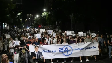 Photo of Hiljade ljudi okupilo se u Beogradu na skupu podrške Zoranu Kesiću nakon otkazivanja emisije “24 minuta”