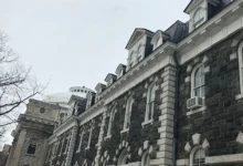 Photo of Skandal u New Yorku: Studenti optuženi za grupno silovanje kolegice, tvrdi se da su za kaznu pisali esej