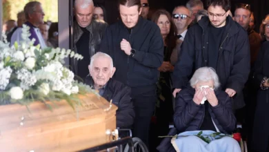 Photo of Goran Bare sahranjen na groblju u Vinkovcima: Roditelji u suzama ispratili sina na posljednji počinak