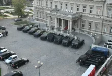 Photo of Vozila za razbijanje demonstracija se parkirala ispred Skupštine Srbije, stigli i autobusi puni Žandarmerije