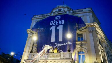 Photo of Impresivno: Ogroman dres Edina Džeke krasi plato iznad Vječne vatre